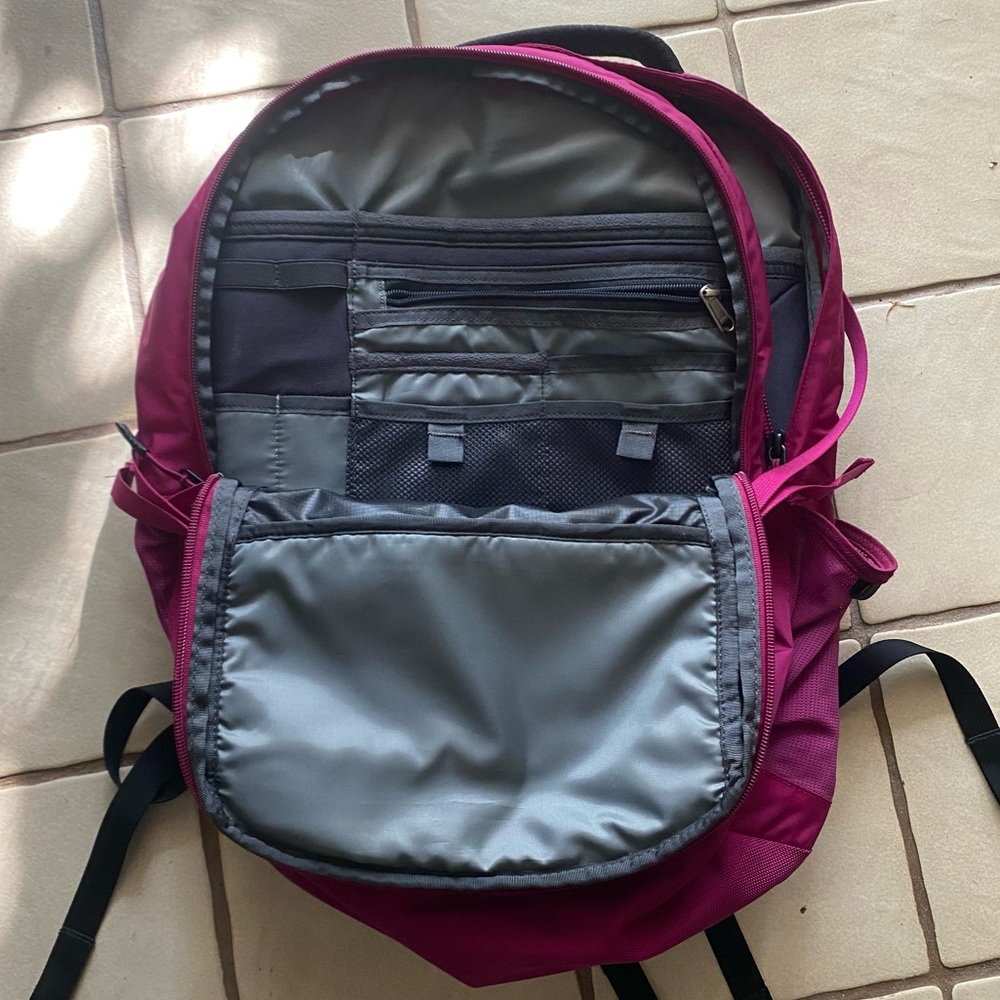 The North Face RECON Backpack in Excellent Condition! - Picture 3 of 4